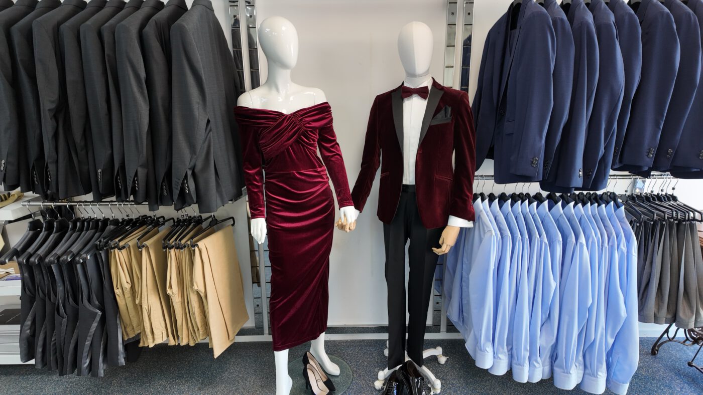 YNS Mode atelier - bordeaux fluweel kostuums in de winkel